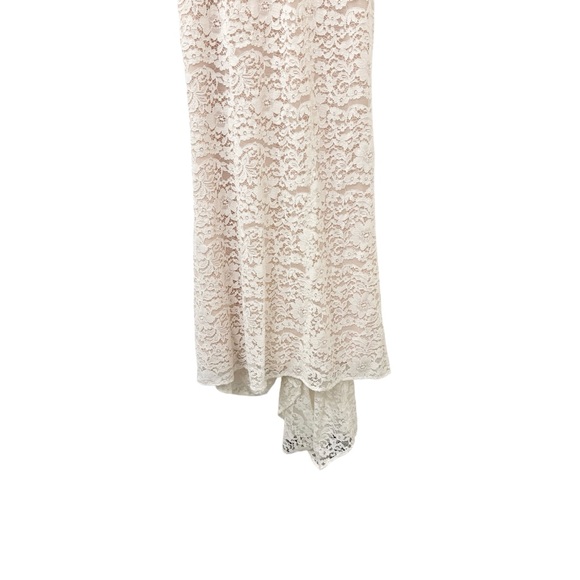 David's Bridal Ivory Nude Lace Plunging V-Neck Wedding Gown size 8 - Picture 6 of 8